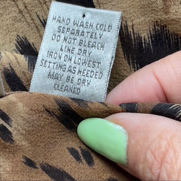 Chico’s Animal Print 💯% Silk Top Sz 1 (M) - Picture 13 of 15